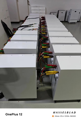 51.2v Baterai penyimpanan surya Mode instalasi yang dapat ditumpuk Panel surya
