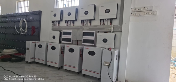 10.24kWh-30kwh Baterai penyimpanan surya Lithium-ion Output Power Range untuk koneksi jaringan